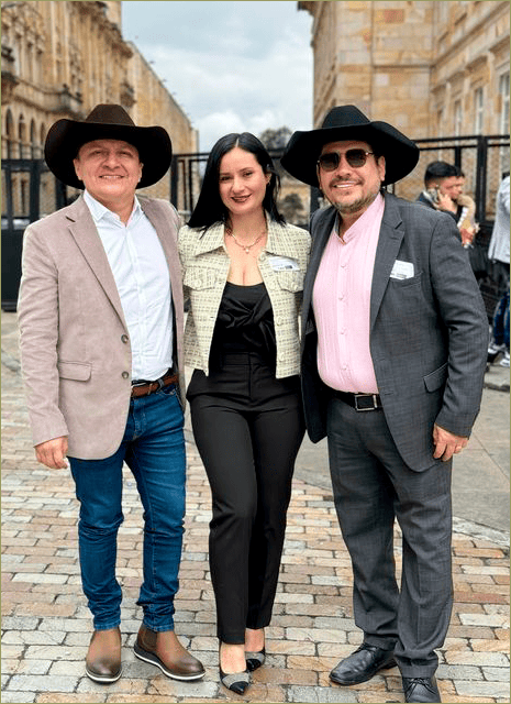 Yaguazo condecorado por el Congreso de Colombia - Con Claire Ochoa, su esposa y Dartagnan, compositor Yaguazo condecorado por el Congreso de Colombia